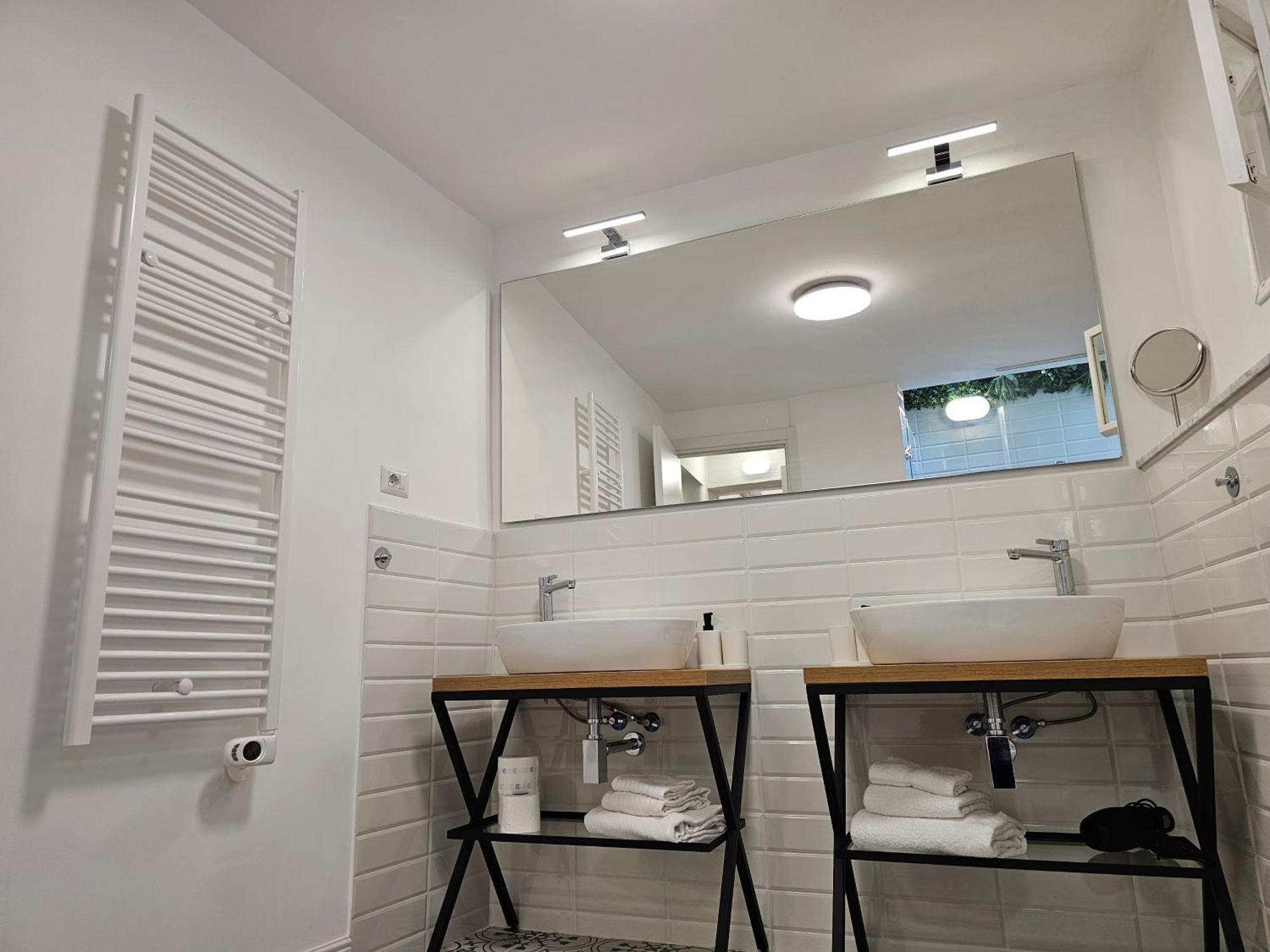 Grey House Apartment *